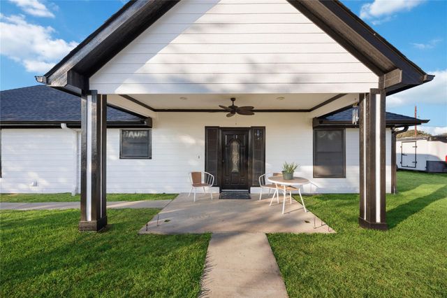 125 Broadmore Drive, Fresno, TX 77545