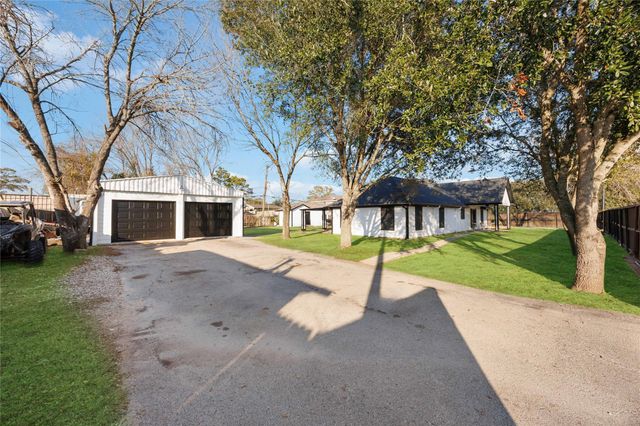 125 Broadmore Drive, Fresno, TX 77545