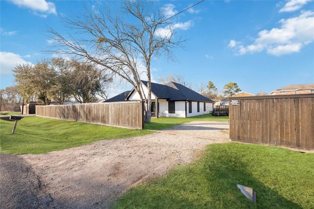 125 Broadmore Drive, Fresno, TX 77545