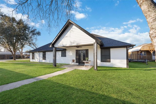 125 Broadmore Drive, Fresno, TX 77545