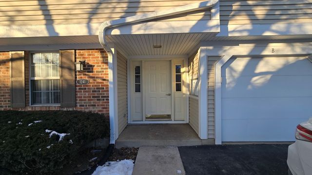 1241 Ballantrae Place E, Mundelein, IL 60060