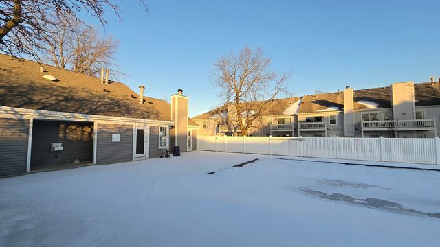 1241 Ballantrae Place E, Mundelein, IL 60060