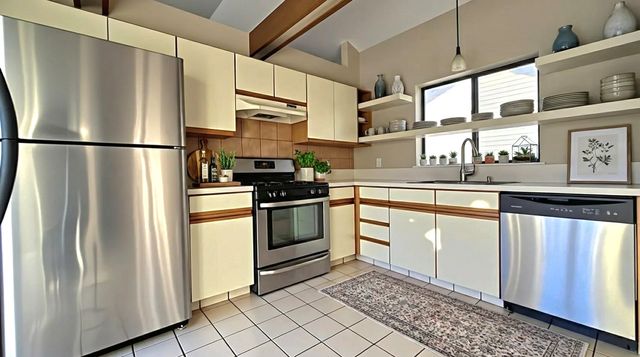 1241 Ballantrae Place E, Mundelein, IL 60060