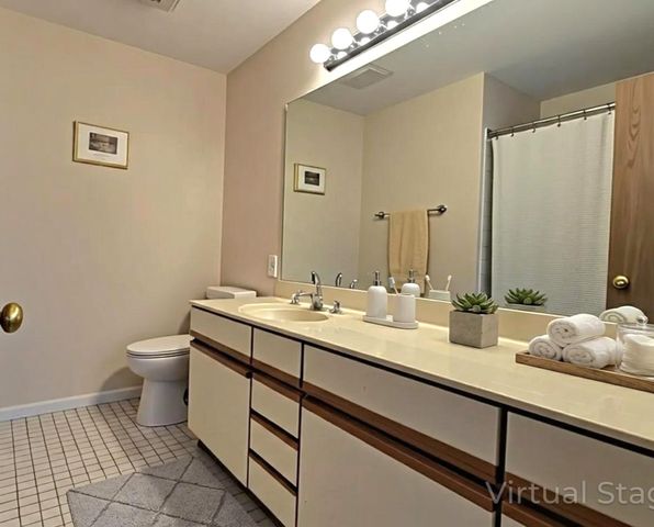 1241 Ballantrae Place E, Mundelein, IL 60060