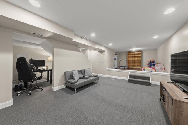 811 Crevis Lane, Columbus, OH 43228