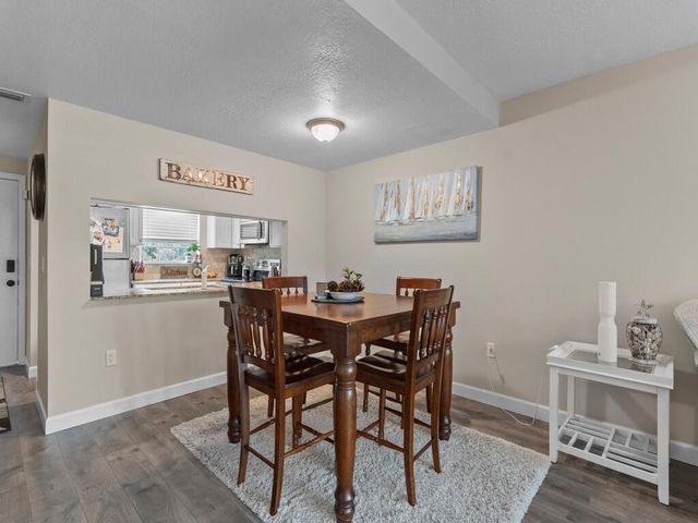 1901 Indian River Boulevard 201, Vero Beach, FL 32960