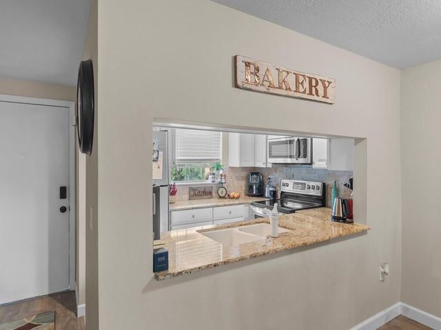 1901 Indian River Boulevard 201, Vero Beach, FL 32960