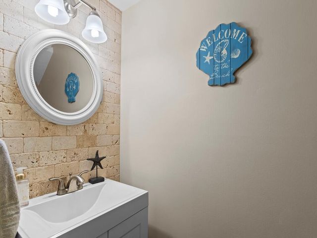 1901 Indian River Boulevard 201, Vero Beach, FL 32960