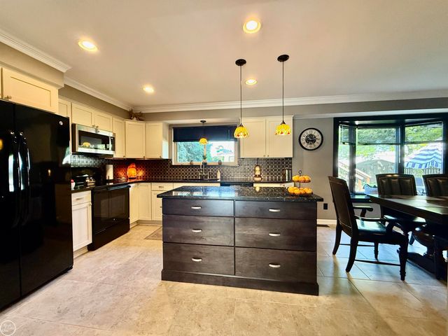 47043 Sanborn Drive, Macomb, MI 48044
