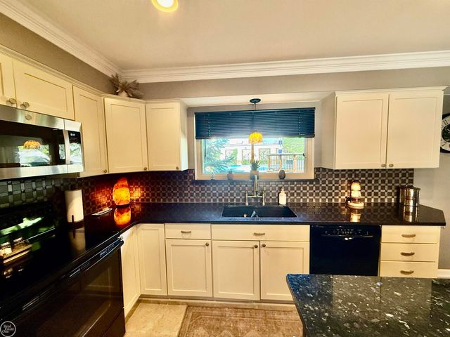 47043 Sanborn Drive, Macomb, MI 48044