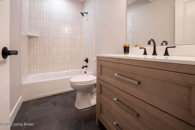 2716 Adenmore Ct, Prospect, KY 40059