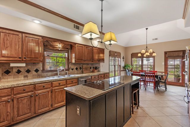 2801 E LEVEE OAKS DR, Collierville, TN 38017
