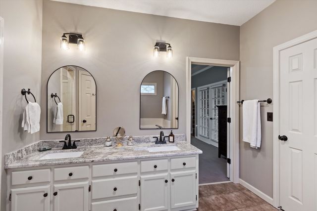 2801 E LEVEE OAKS DR, Collierville, TN 38017