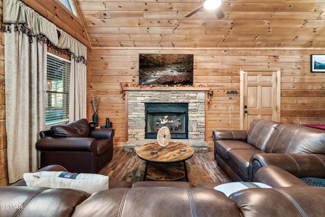 1617 Silver Poplar Lane, Sevierville, TN 37876