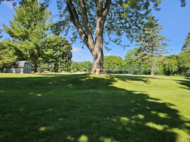 W225N8303 Longview DRIVE, Lisbon, WI 53089