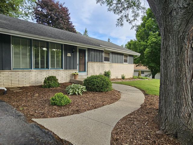 W225N8303 Longview DRIVE, Lisbon, WI 53089