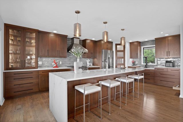 13464 N Lakewood DRIVE, Mequon, WI 53097