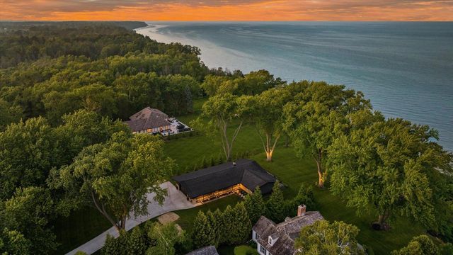 13464 N Lakewood DRIVE, Mequon, WI 53097