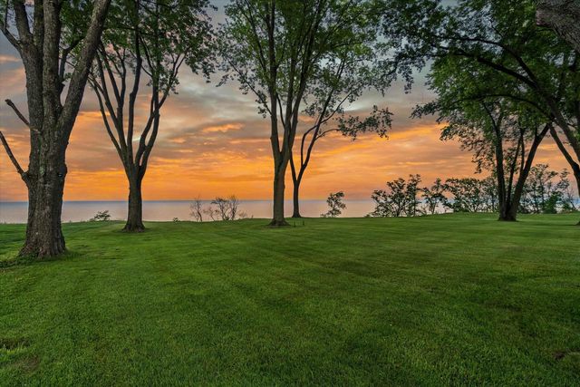 13464 N Lakewood DRIVE, Mequon, WI 53097