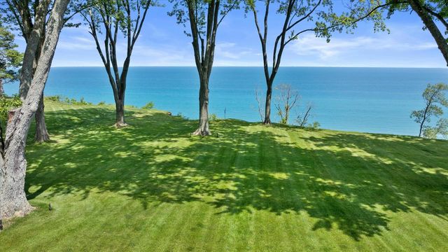 13464 N Lakewood DRIVE, Mequon, WI 53097