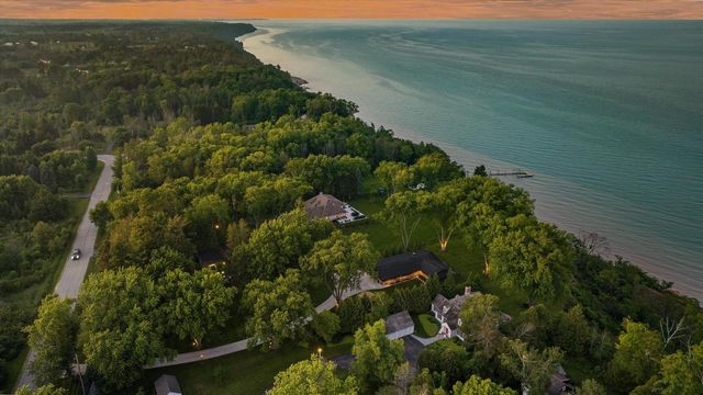 13464 N Lakewood DRIVE, Mequon, WI 53097