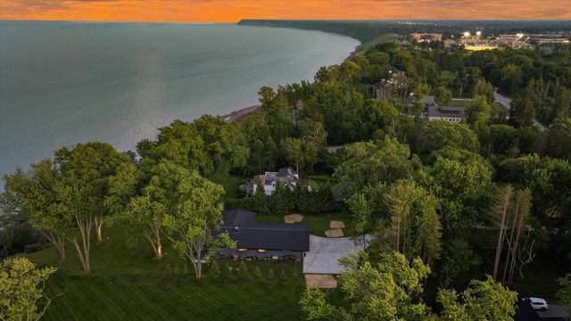 13464 N Lakewood DRIVE, Mequon, WI 53097