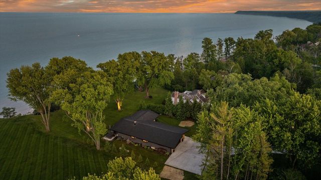 13464 N Lakewood DRIVE, Mequon, WI 53097