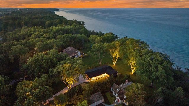13464 N Lakewood DRIVE, Mequon, WI 53097