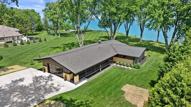 13464 N Lakewood DRIVE, Mequon, WI 53097