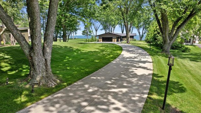 13464 N Lakewood DRIVE, Mequon, WI 53097