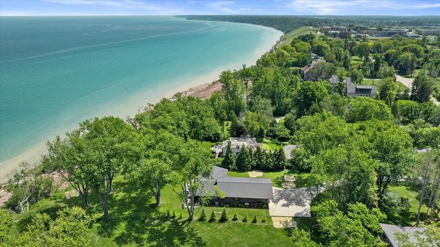 13464 N Lakewood DRIVE, Mequon, WI 53097