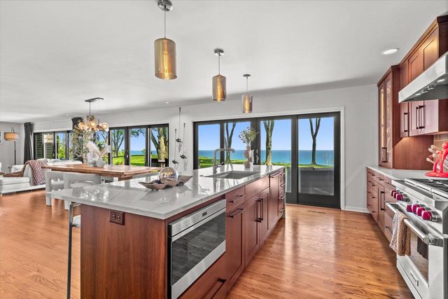 13464 N Lakewood DRIVE, Mequon, WI 53097