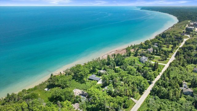 13464 N Lakewood DRIVE, Mequon, WI 53097