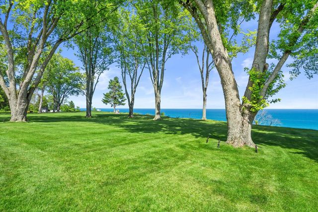 13464 N Lakewood DRIVE, Mequon, WI 53097