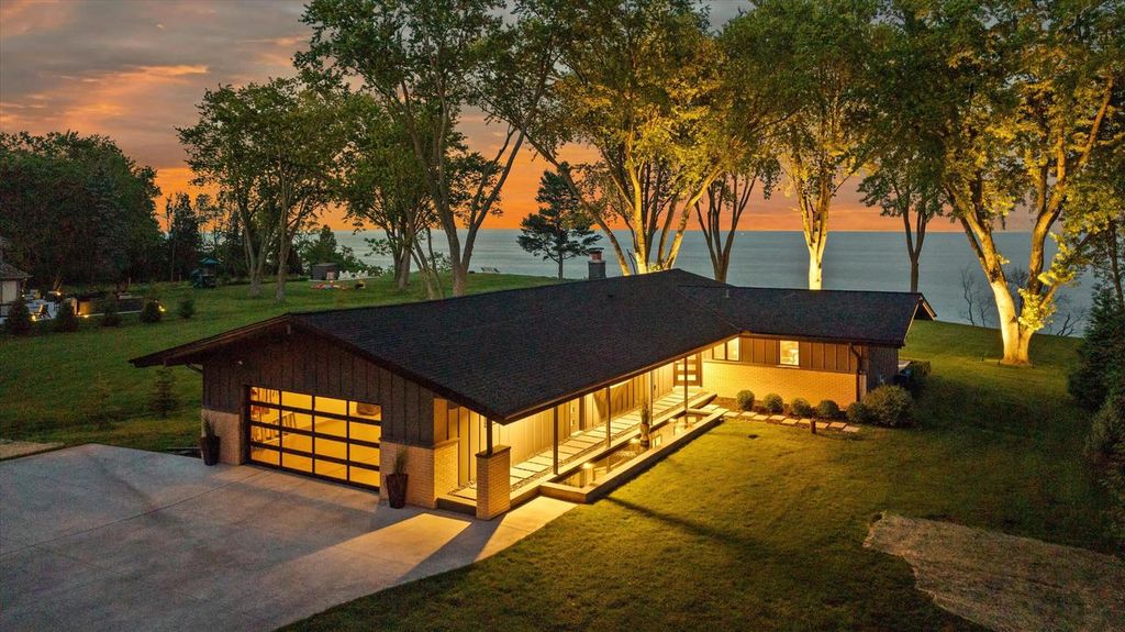 13464 N Lakewood DRIVE, Mequon, WI 53097