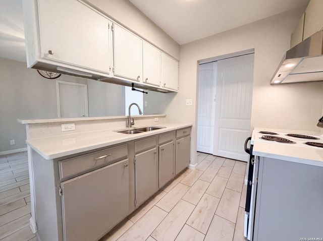 102 DARTMOOR DR, Schertz, TX 78154