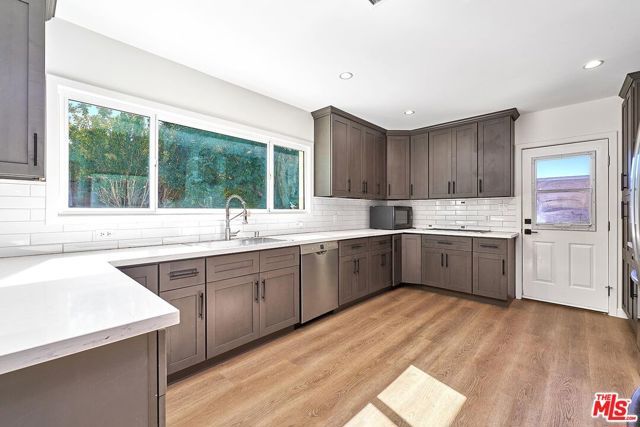 6443 Columbus Avenue, Van Nuys (los Angeles), CA 91411
