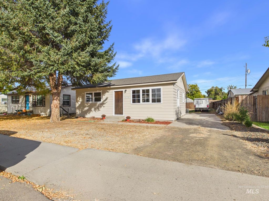 636 E 4th St, Emmett, ID 83617 photo 2