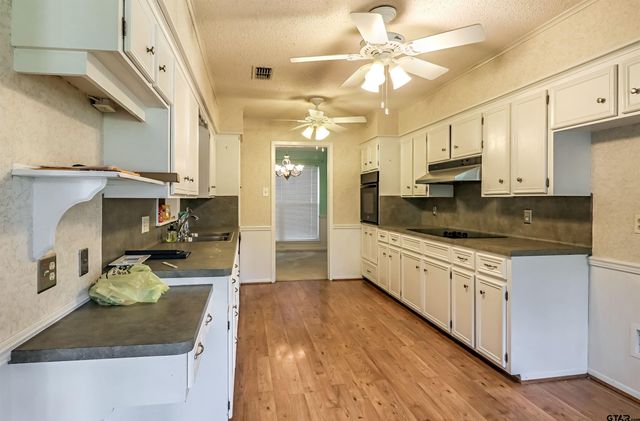 915 Pam Dr., Tyler, TX 75703