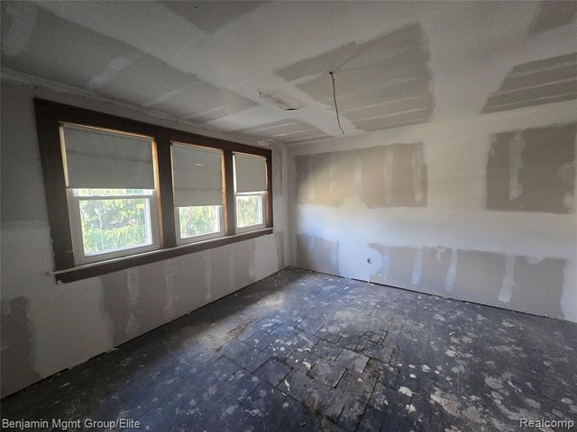 16504 E 10 Mile Road, Eastpointe, MI 48021
