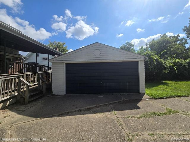 16504 E 10 Mile Road, Eastpointe, MI 48021