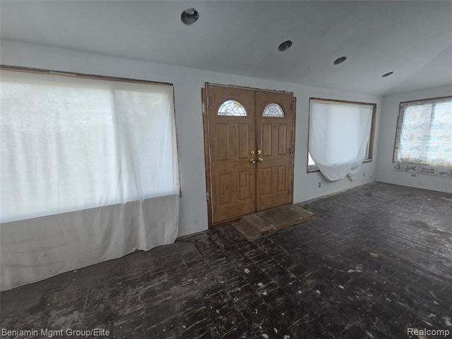16504 E 10 Mile Road, Eastpointe, MI 48021