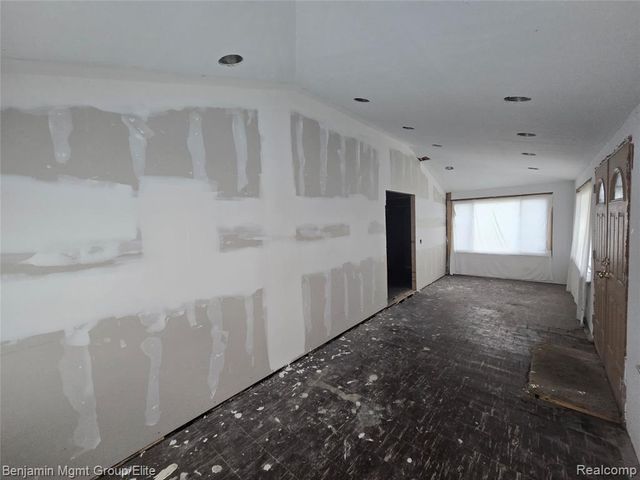 16504 E 10 Mile Road, Eastpointe, MI 48021