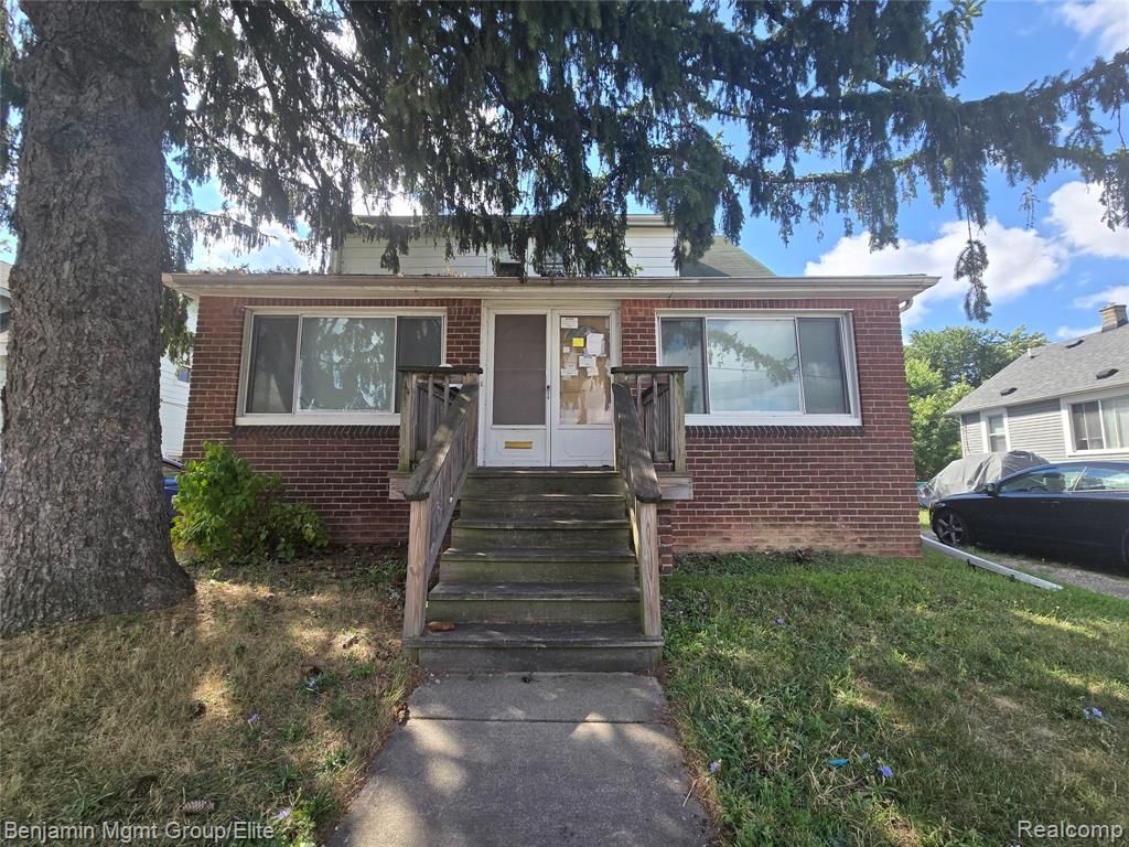 16504 E 10 Mile Road, Eastpointe, MI 48021