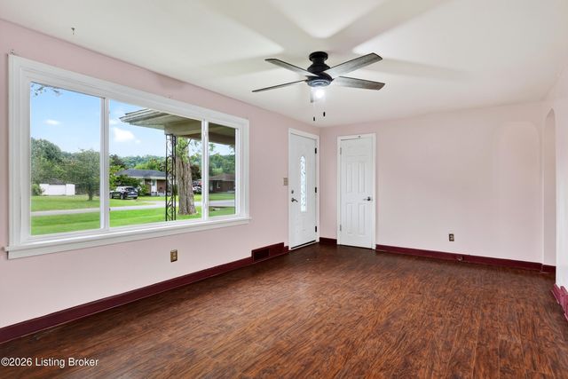7484 Greenwood Manor Rd, Louisville, KY 40258