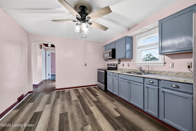 7484 Greenwood Manor Rd, Louisville, KY 40258