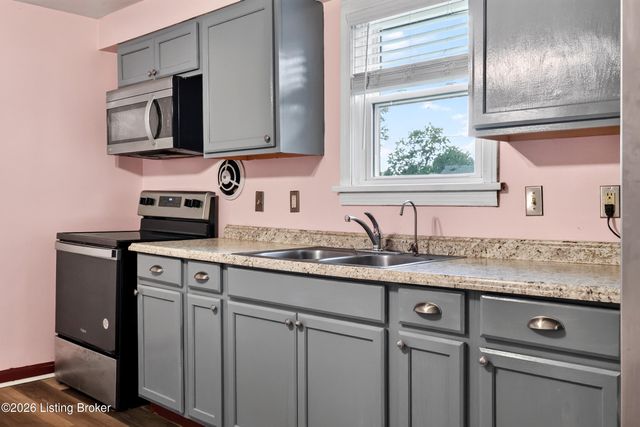 7484 Greenwood Manor Rd, Louisville, KY 40258
