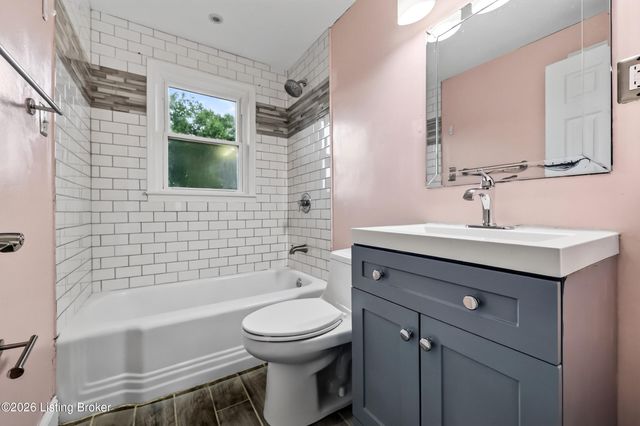 7484 Greenwood Manor Rd, Louisville, KY 40258