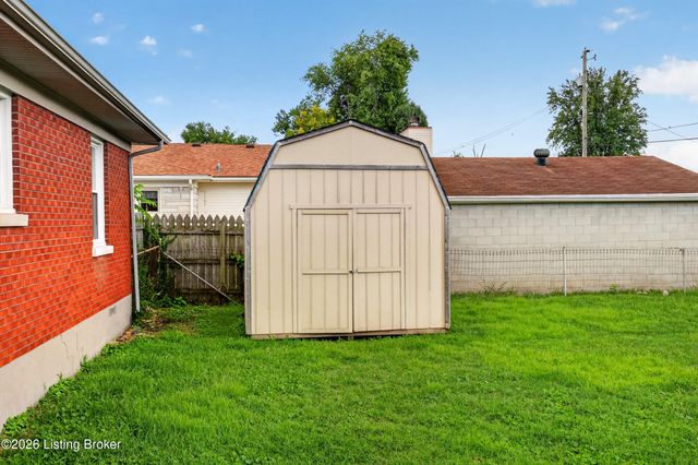 7484 Greenwood Manor Rd, Louisville, KY 40258