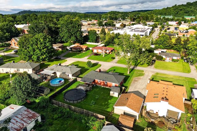 7484 Greenwood Manor Rd, Louisville, KY 40258